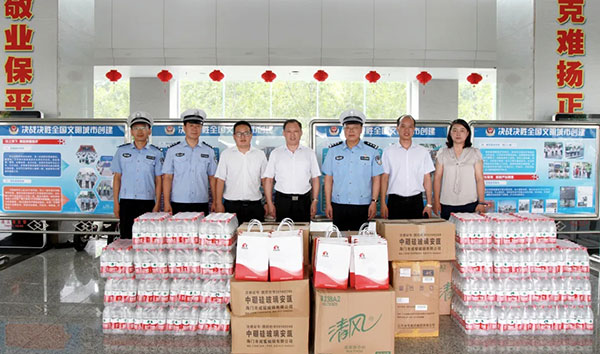 康缘药业“夏送清凉”慰问一线交警